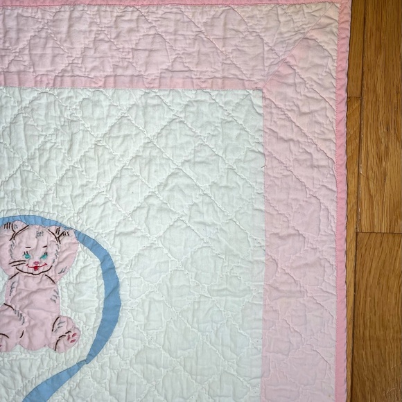 1930-50s PLAYFUL KITTEN APPLIQUÉD & QUILTED BABY BLANKET 37.5” X 51” PINK BORDER - Picture 3 of 12